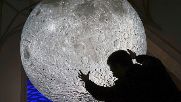 Luke Jerram brings the moon into the Graz parish church. (Bild: Jauschowetz Christian/Christian Jauschowetz)