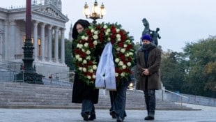 In einer Protestaktion gegen die Wahl von Walter Rosenkranz zum Nationalratspräsidenten zogen linke Aktivisten mit einem Trauerzug vors Parlament. (Bild: LINKS)