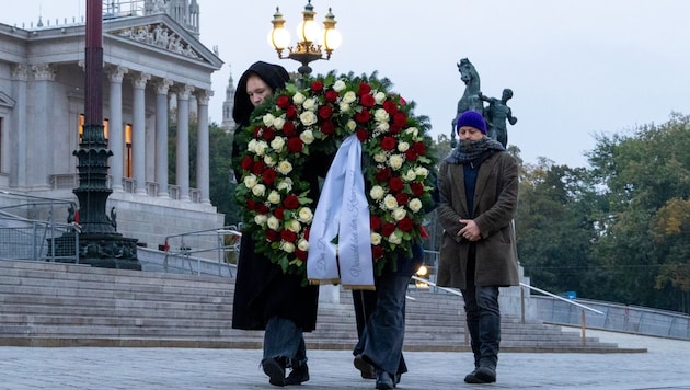 In a protest against the election of Walter Rosenkranz as President of the National Council, left-wing activists marched in front of parliament in a funeral procession. (Bild: LINKS)