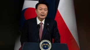 Bislang hat sich Südkorea (hier Präsident Yoon Suk Yeol) aus dem Konflikt weitgehend herausgehalten, das könnte sich nun ändern. (Bild: AP ( via APA) Austria Presse Agentur/Jeon Heon-Kyun)