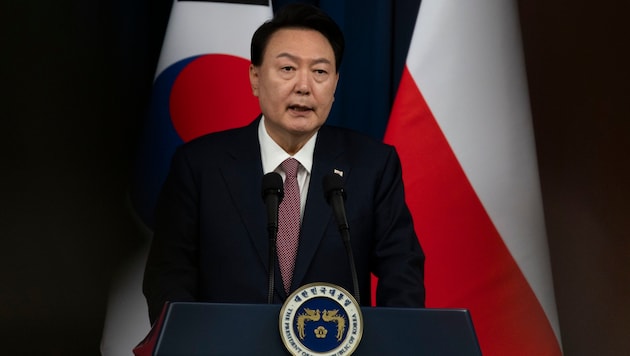 Bislang hat sich Südkorea (hier Präsident Yoon Suk Yeol) aus dem Konflikt weitgehend herausgehalten, das könnte sich nun ändern. (Bild: AP ( via APA) Austria Presse Agentur/Jeon Heon-Kyun)