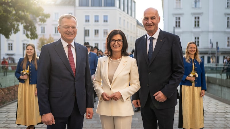 Landeshauptmann Thomas Stelzer mit der neuen Klubchefin Margit Angerlehner und Landesrat Christian Dörfel (re.). (Bild: Krone KREATIV/Peter C. Mayr)