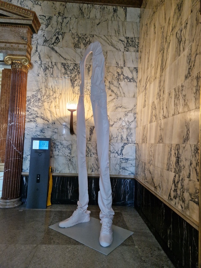 ... 120.000 Euro (exklusive Umsatzsteuer) vor der Säulenhalle.