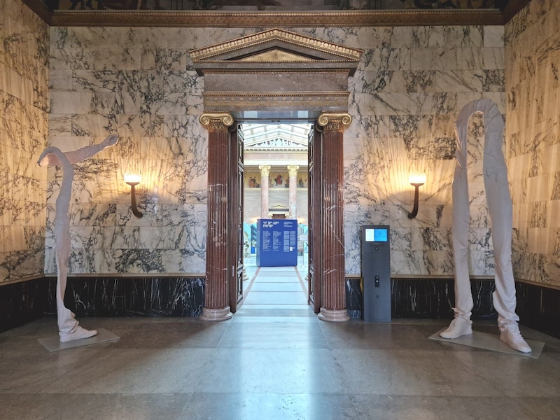 "Arm-Bein" and "Bein-Bein" by Erwin Wurm now adorn the parliament. (Bild: Leserreporter/Fabian)