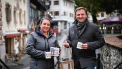 St. Wolfgang: „Rösslwirtin“ Gudrun Peter, Bürgermeister Franz Eisl mit den neuen Häferln für den Wolfgangseer Advent – St. Gilgen, Strobl, St. Wolfgang. (Bild: Wenzel Markus/Markus Wenzel)