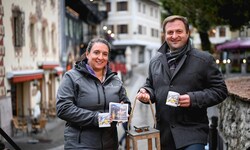 St. Wolfgang: „Rösslwirtin“ Gudrun Peter, Bürgermeister Franz Eisl mit den neuen Häferln für den ...