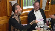 Verteilt bei seiner Ankunft gleich mal die 500-Euro-Scheine: „Crazy Cheese“-Millionär Roland, ...