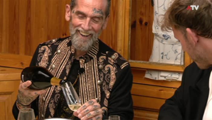 Alle kriegen Champagner. Nur Carmen nicht, die wird von Roland nur zum Arbeiten eingeteilt. Das ...