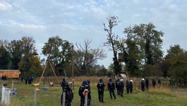 Rund 10 Personen wollten das Camp nicht freiwillig verlassen und wurden von der Polizei davon getragen. (Bild: Initiative „Vernunft statt Ostumfahrung“)