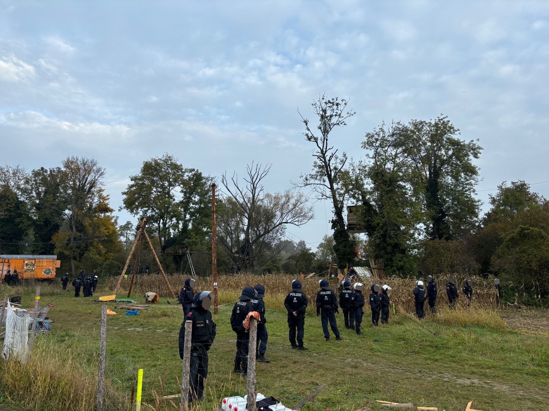 Around 10 people did not want to leave the camp voluntarily and were carried away by the police. (Bild: Initiative „Vernunft statt Ostumfahrung“)