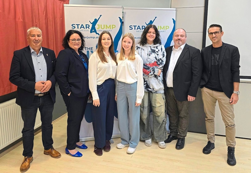 Deputy Mayor Michael Leitgeb, Ute Portschy-Heidenreich, inform events Managing Director Roland Poiger and Thomas Klepits (ideas4you) with students from HBLA Oberwart, who are in charge of the StarJump hall's social media presence as "jumping fluencers". (Bild: Franz Weber Pressefoto)