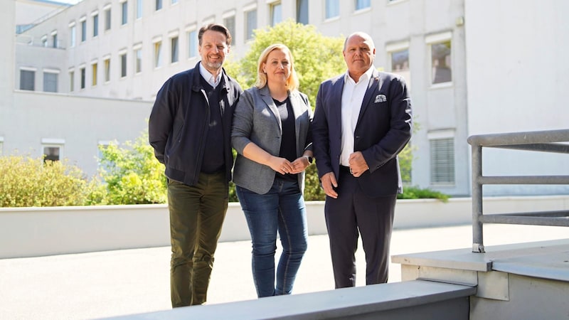 Beate Hochstrasser, Deputy Mayor Gerhard Riegler (left) and National Councillor Alois Schroll: "We can no longer stand here and watch as medical care in Amstetten is starved to death." (Bild: SPÖ Amstetten)