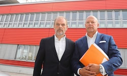 Danielas Vater Thomas Kautek (li.) mit seinem Anwalt Johannes Bügler vor der „Krone“-Zentrale in ...