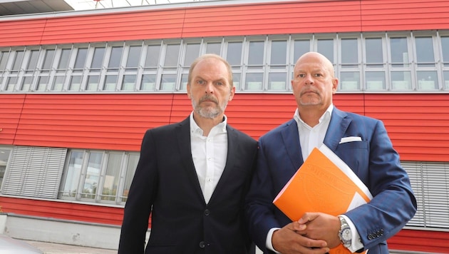 Daniela's father Thomas Kautek (left) with his lawyer Johannes Bügler in front of the "Krone" headquarters in Vienna. (Bild: Jöchl Martin)