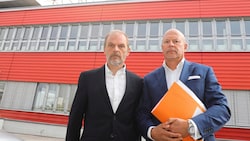 Danielas Vater Thomas Kautek (li.) mit seinem Anwalt Johannes Bügler vor der „Krone“-Zentrale in Wien. (Bild: Jöchl Martin)