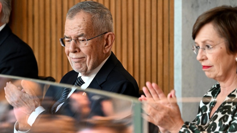 Auch anwesend: Bundespräsident Alexander Van der Bellen und seine Partnerin Doris Schmidauer. (Bild: APA/ROLAND SCHLAGER)