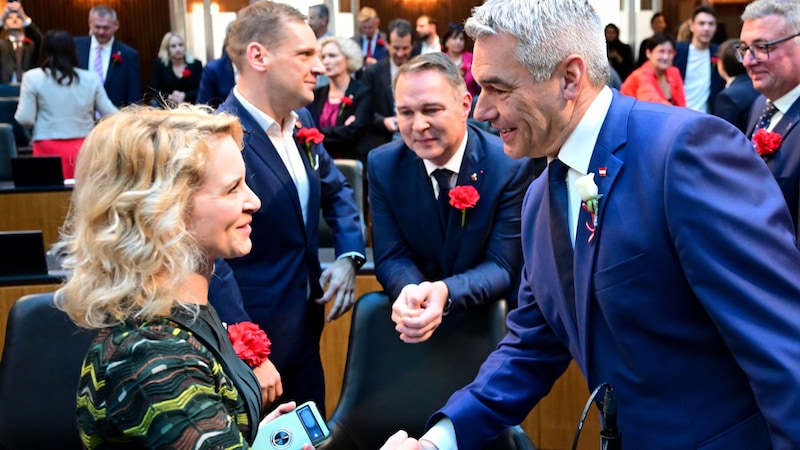 Parteiübergreifend gute Laune bei der Angelobung, hier mit Kanzler Nehammer und SPÖ-Abgeordnete Holzleitner. (Bild: APA/ROLAND SCHLAGER)