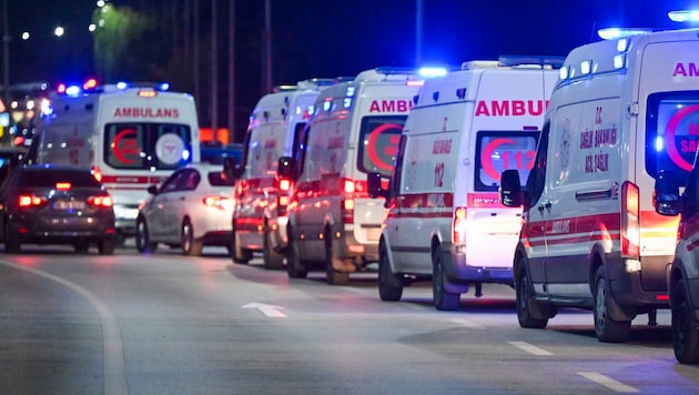 Großeinsatz der Rettungskräfte nach dem Anschlag auf die Rüstungsfirma Turkish Aerospace in Ankara (Bild: Copyright 2024 The Associated Press. All rights reserved)