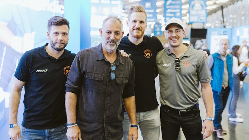 A 99ers delegation around captain Korbinian Holzer (2nd from right) met Austrian legend Thomas Muster at the tennis tournament in Vienna. (Bild: e-motion/Sascha Feuster)