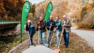 Hubert Prigl (Naturfreunde Hirschwang-Reichenau), Peter Lepkowicz (Leiter der Forstverwaltung Quellenschutz der Stadtgemeinde Wien), Helmut Miernicki (Geschäftsführer ecoplus), Regina Hrbek (Naturfreunde Österreich) und Andreas Schieder, (Vorsitzender der Naturfreunde Österreich) beim Spatenstich zur Verlängerung des Wasserleitungsweges.  (Bild: Naturfreunde sterreich/ Carina Fritz)