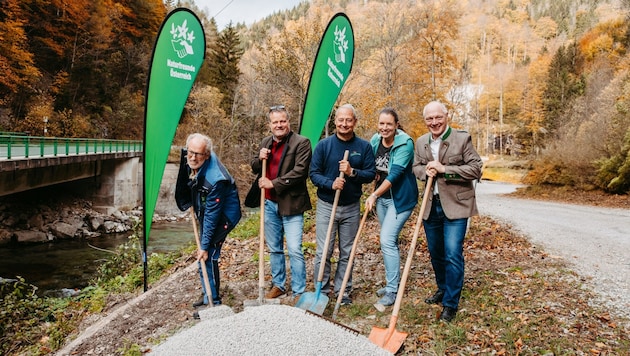 Hubert Prigl (Naturfreunde Hirschwang-Reichenau), Peter Lepkowicz (Leiter der Forstverwaltung Quellenschutz der Stadtgemeinde Wien), Helmut Miernicki (Geschäftsführer ecoplus), Regina Hrbek (Naturfreunde Österreich) und Andreas Schieder, (Vorsitzender der Naturfreunde Österreich) beim Spatenstich zur Verlängerung des Wasserleitungsweges.  (Bild: Naturfreunde sterreich/ Carina Fritz)