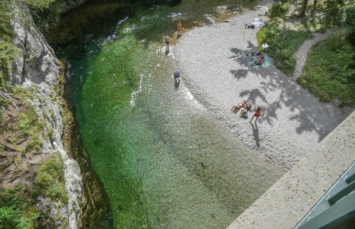 Der Wanderweg ist vor allem im Sommer sehr beliebt, weil wunderschöne Badebuchten zum Wildbaden ...