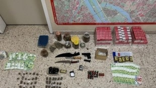 Rund 20.000 Euro Bargeld sowie 30 Gramm und 71 Schuss Munition diverser Kaliber konnte die Polizei bei den Tatverdächtigen sicherstellen. (Bild: LPD Wien)