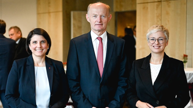 Oberbank-Generaldirektor Franz Gasselsberger mit Neo- Vorstandskollegin Romana Thiem (l.) und Doris Hummer. (Bild: Wenzel Markus)