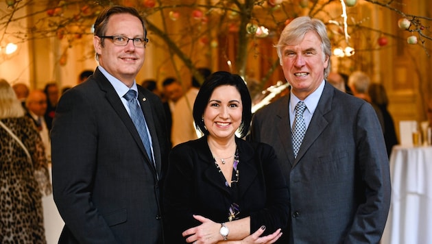 Stefanie Christina Huber, CEO of Sparkasse Oberösterreich, with Stefan Koch and Georg Starhemberg (right). (Bild: Wenzel Markus)