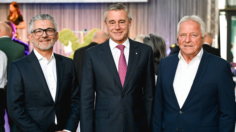 RLB-OÖ-Generaldirektor Heinrich Schaller (M.) mit Herbert Eibensteiner und Leo Windtner (r.). (Bild: Wenzel Markus)