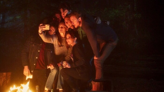 Beim Lagerfeuer wird über den Untoten Johnny gesprochen.