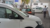 Der Abschleppwagen (im Hintergrund) in Aktion bei der Markthalle.
