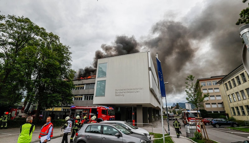 Firefighting operation two years ago: Flame work had triggered the devastating fire (Bild: Tschepp Markus)