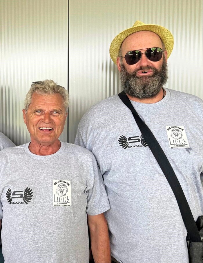 Salzburgs „Mr. Football“ Rudi Wohland (mit Mario Sischka) war beim ersten Länderspiel dabei.