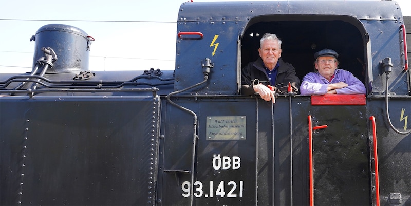 Rupert Öhlknecht und Lokführer Kühnel vom Waldviertler Eisenbahnmuseum freuen sich auf viele Gäste. (Bild: Waldviertler Eisenbahnmuseum)