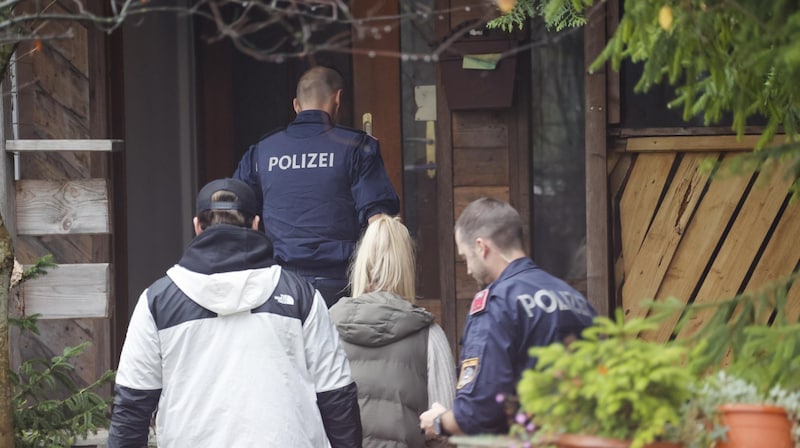 Investigators secured evidence at the crime scene. (Bild: Tschepp Markus)