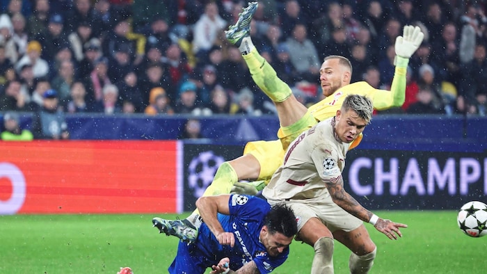 Alexander Schlager (hi.) was sent off with a red card.