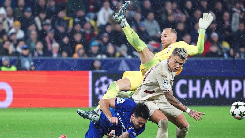 Alexander Schlager (hi.) was sent off with a red card. (Bild: GEPA/GEPA pictures)