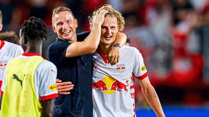 Pep Lijnders (left) with Maurits Kjaergaard (Bild: GEPA/GEPA pictures)