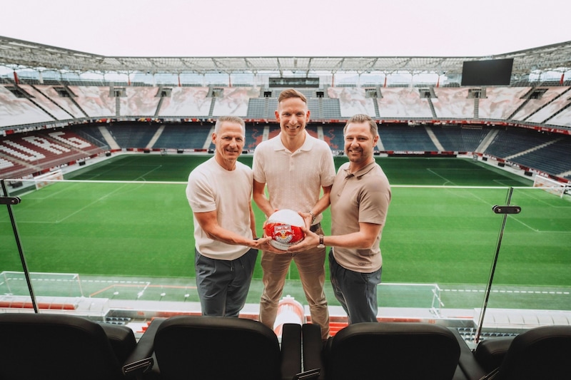 Geschäftsführer Stephan Reiter, Trainer Pep Lijnders und Sportdirektor Bernhard Seonbuchner (v. li.) (Bild: FC Red Bull Salzburg)