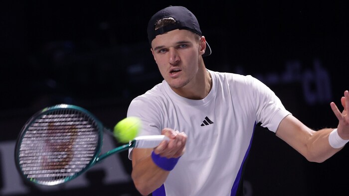 Jakub Mensik is in the quarter-finals.