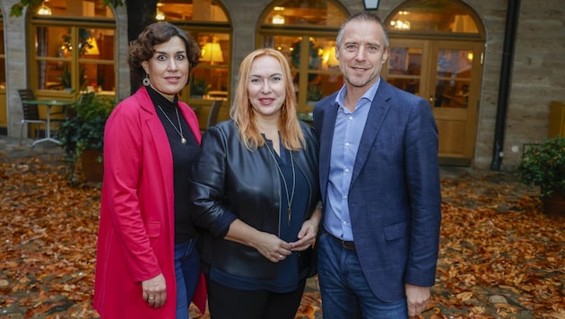 The preferred candidate, Peter Eder, has declined for the time being. He will lead the party from January with his deputy colleagues Bettina Brandauer (left) and Barbara Thöny. (Bild: Tschepp Markus)