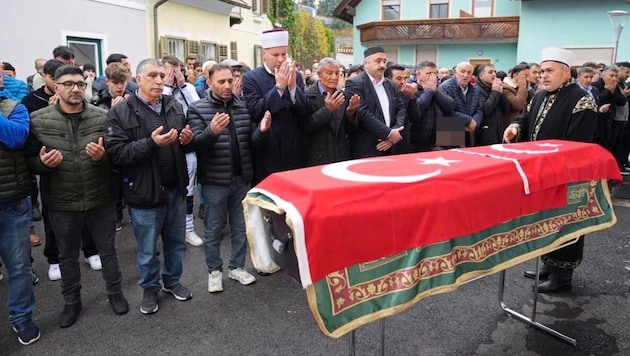 More than 100 mourners bid farewell to the deceased in Spittal an der Drau. (Bild: Cihan Somuncuoglu Kärnten, Krone KREATIV)