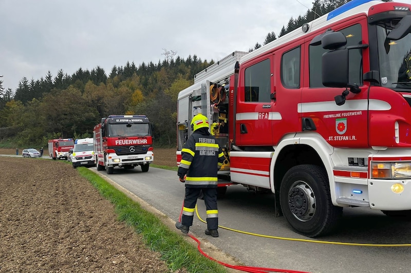 Die Feuerwehren waren zwei Stunden lang an der Unfallstelle. (Bild: ÖA_FF8083/J. Perner)