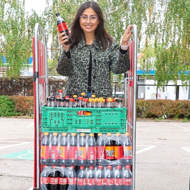 Auch in der „Krone“-Zentrale in Wien wurden die verunreinigten Getränke für die Abholung bereitgestellt. (Bild: Zwefo)