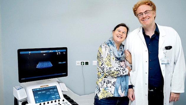 True heartfelt solidarity - Professor Dominik Wiedemann with his overjoyed patient (Bild: Antal Imre)