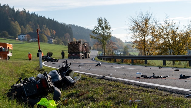 Die tödliche Kollision der beiden Maschinen war in dieser Rechtskurve in Katzing (Gemeinde Rohrbach-Berg) passiert (Bild: Werner Kerschbaummayr/TEAM FOTOKERSCHI / MARTIN SCHARINGER)