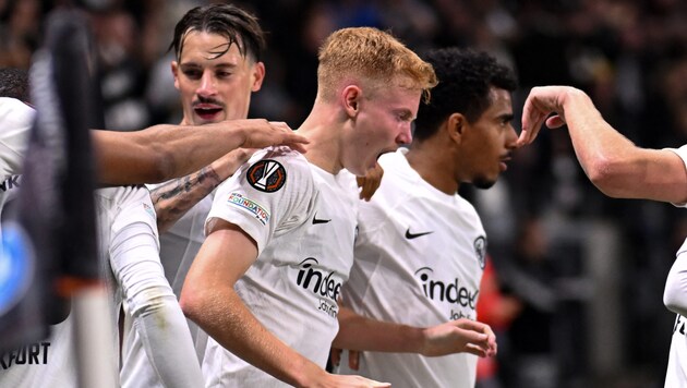 Jubel bei Eintracht Frankfurt (Bild: APA/AFP/Kirill KUDRYAVTSEV)