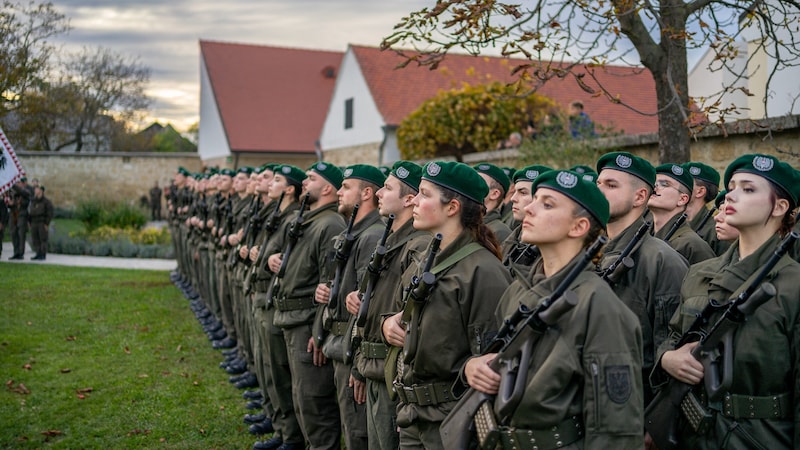 Unter den 32 Rekruten der Stabskompanie & Dienstbetrieb waren auch sechs Frauen. (Bild: Stefan Klikovich)