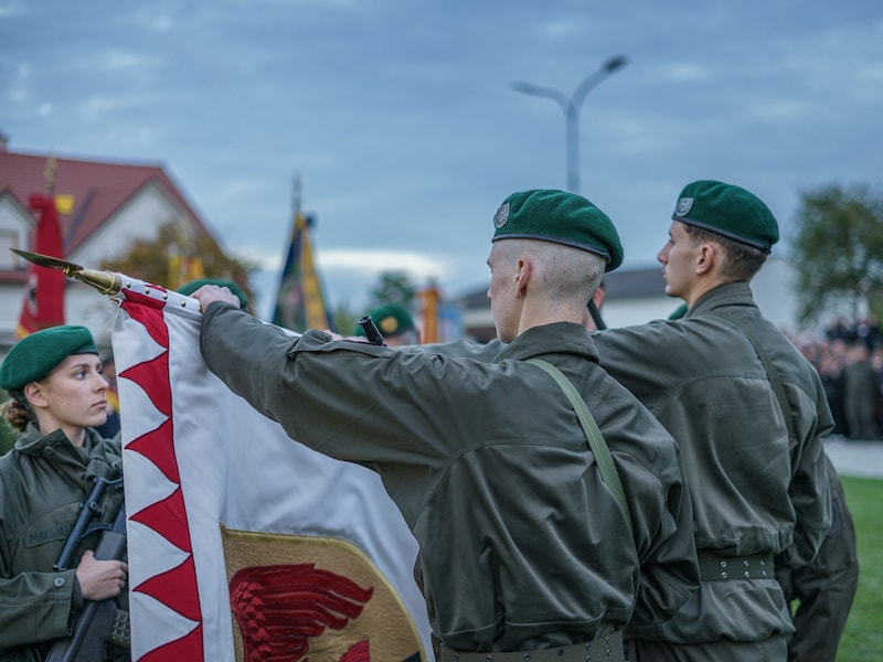 Die Fahne im Wind als Symbol für den Festakt zur Angelobung der jungen Rekruten. (Bild: Stefan Klikovich)